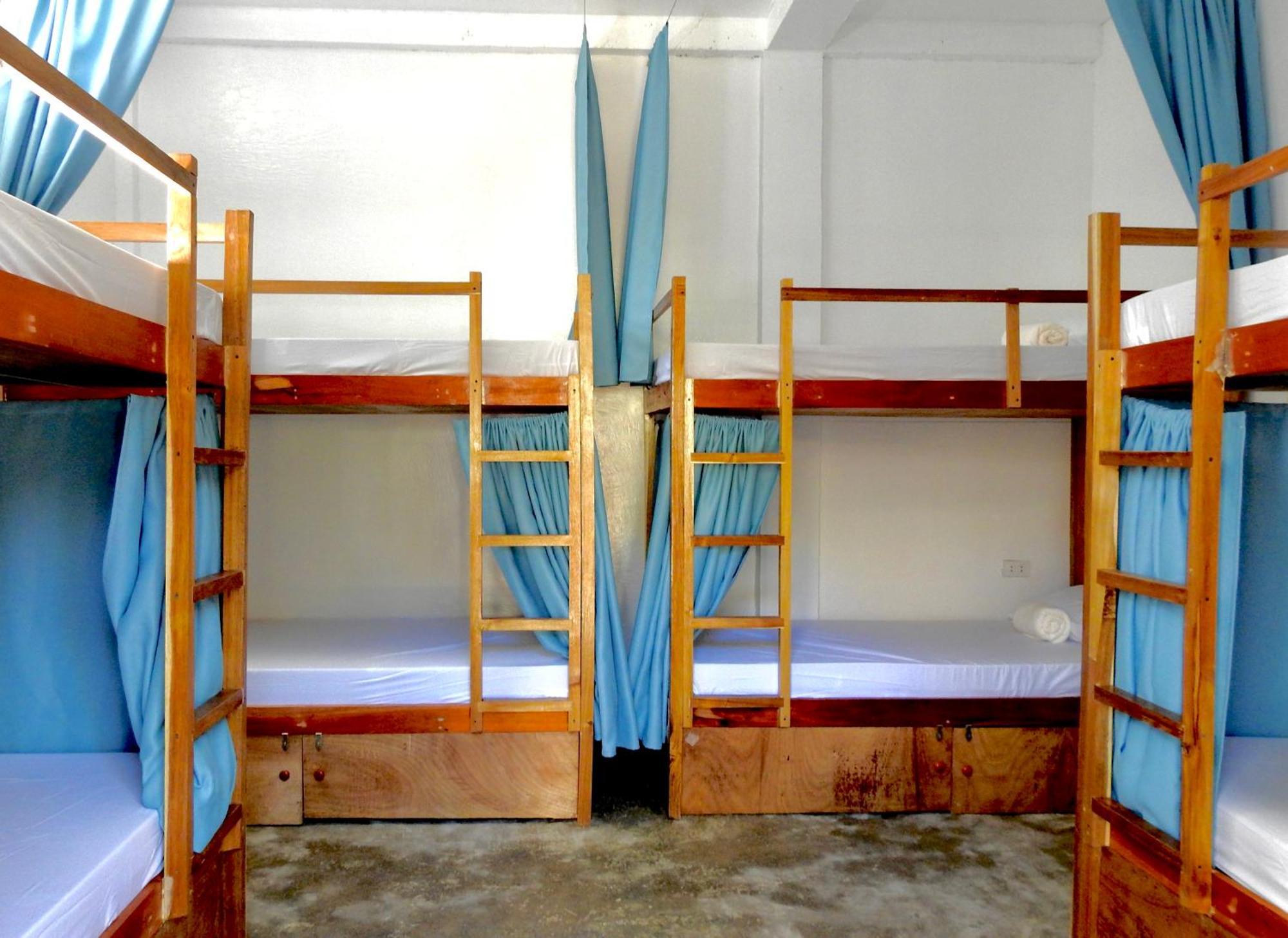 Three Little Birds Surf Hostel General Luna  Bilik gambar